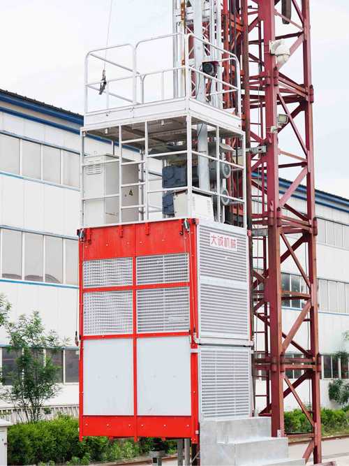 井道式施工電梯在建設工程中的應用與技術分析